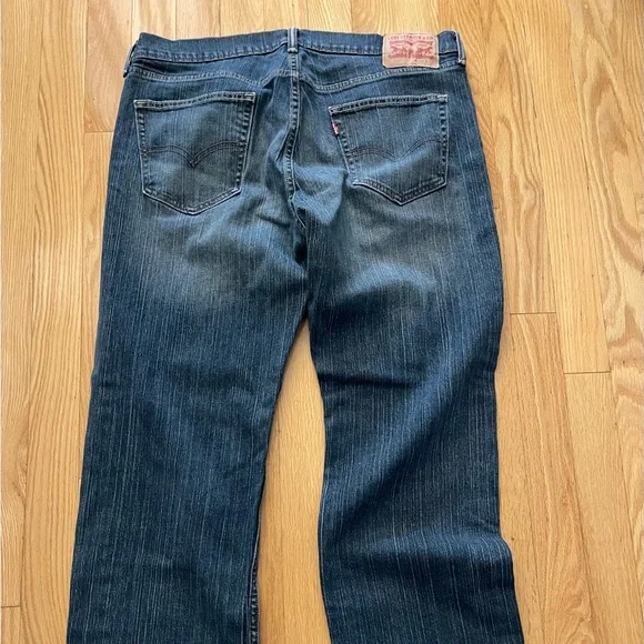 Mens Medium-Dark Levis - Picture 4 of 6